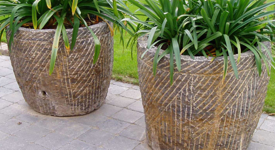 Imposante handgehouwen terraspotten / plantenpotten / tuinpotten met ruime diameter, geschikt voor bomen of planten.