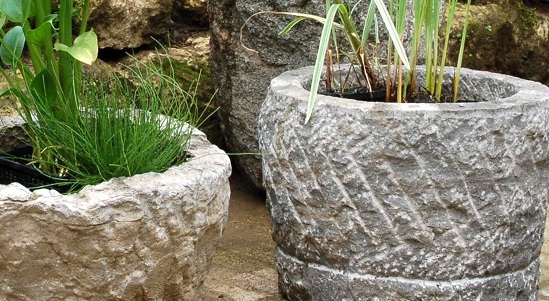 große Steinmörser und Gartentöpfe aus Naturstein mit der Sie einfach ihren Mini Gartenteich anlegen .